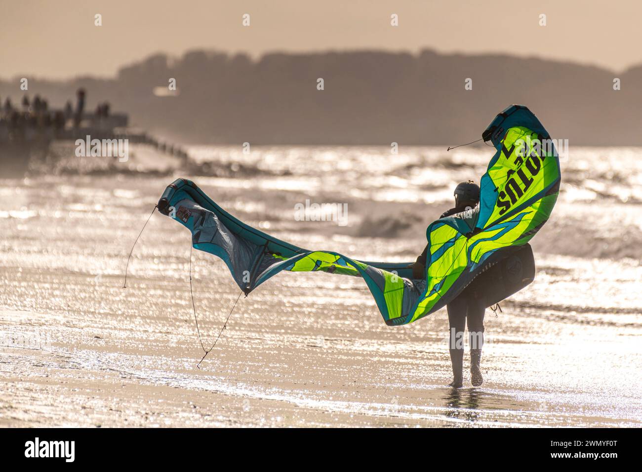 France, somme, Baie de somme, le Crotoy, venteux mais belle journée avec la tempête Céline. Les kitesurfeurs en profitent pour venir au Crotoy spot, car c'est aussi une marée haute. Beaucoup de voiles colorées ce jour-là. Banque D'Images