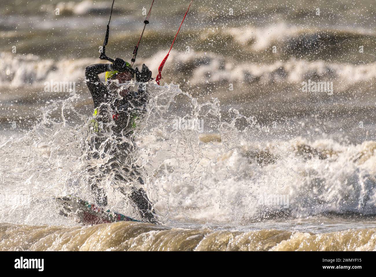 France, somme, Baie de somme, le Crotoy, venteux mais belle journée avec la tempête Céline. Les kitesurfeurs en profitent pour venir au Crotoy spot, car c'est aussi une marée haute. Beaucoup de voiles colorées ce jour-là. Banque D'Images