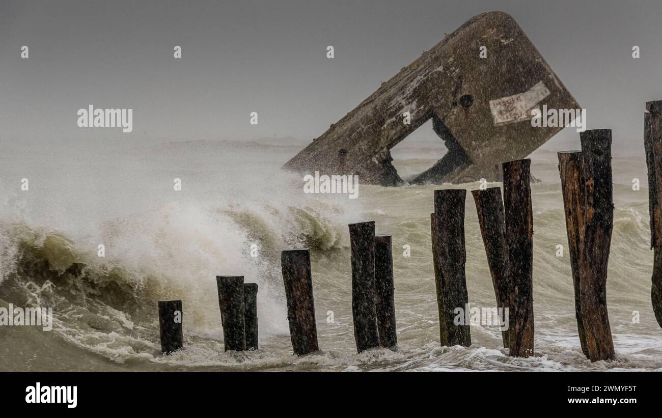 France, somme, Baie de somme, le Hourdel, le blockhaus et brise-lames battus par les vagues et la pluie lors de la tempête Ciaran Banque D'Images