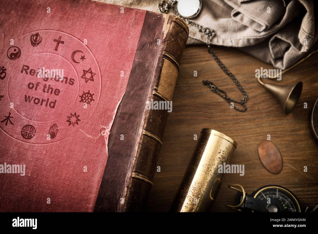 Détail de vieux livre de l'étude des religions dans le monde table en bois avec des objets décoratifs. Vue de dessus. Banque D'Images
