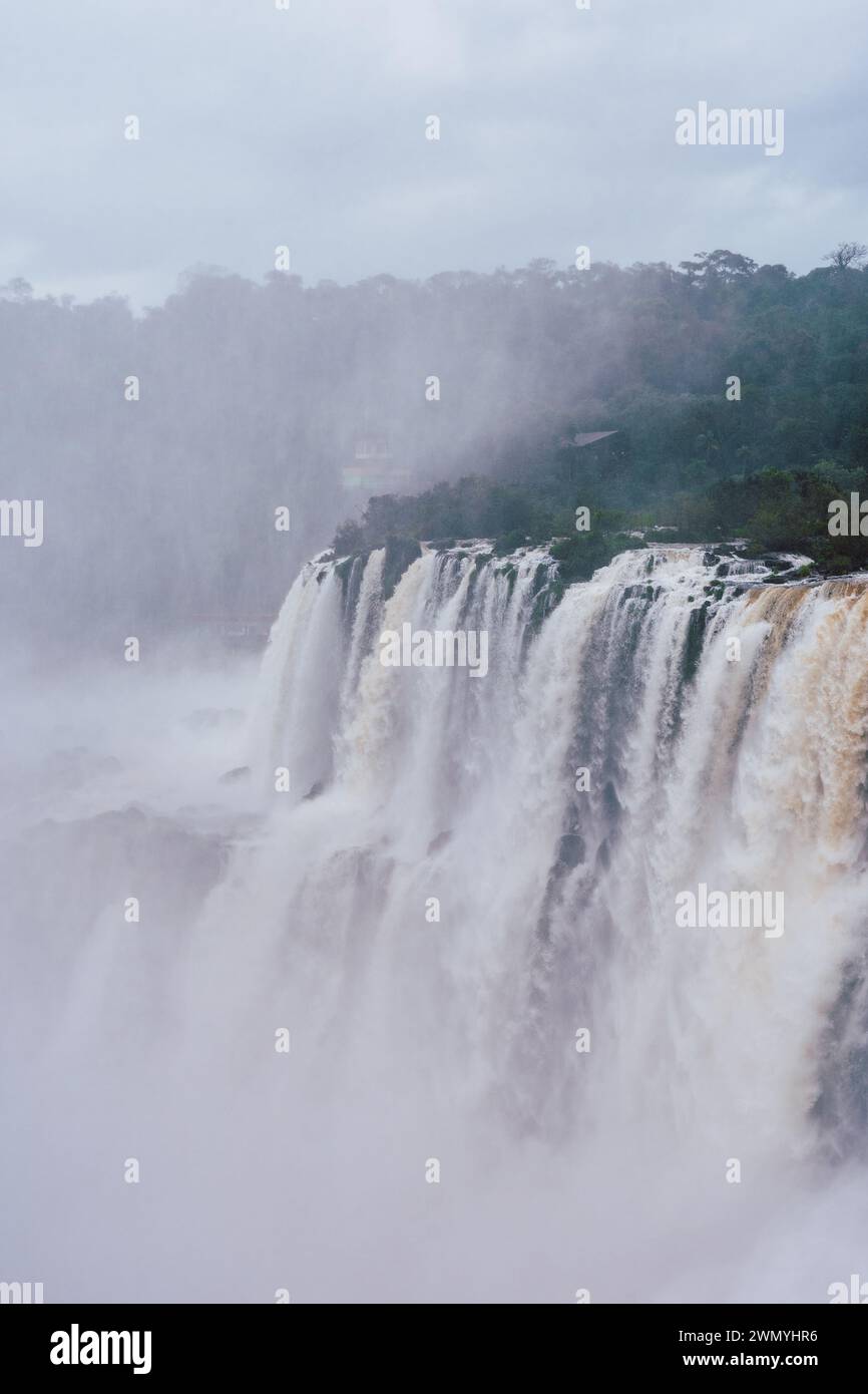 Une vue imprenable sur les chutes d'eau d'Iguazu avec de la brume s'élevant dans le paysage boisé du nord de l'Argentine. Banque D'Images