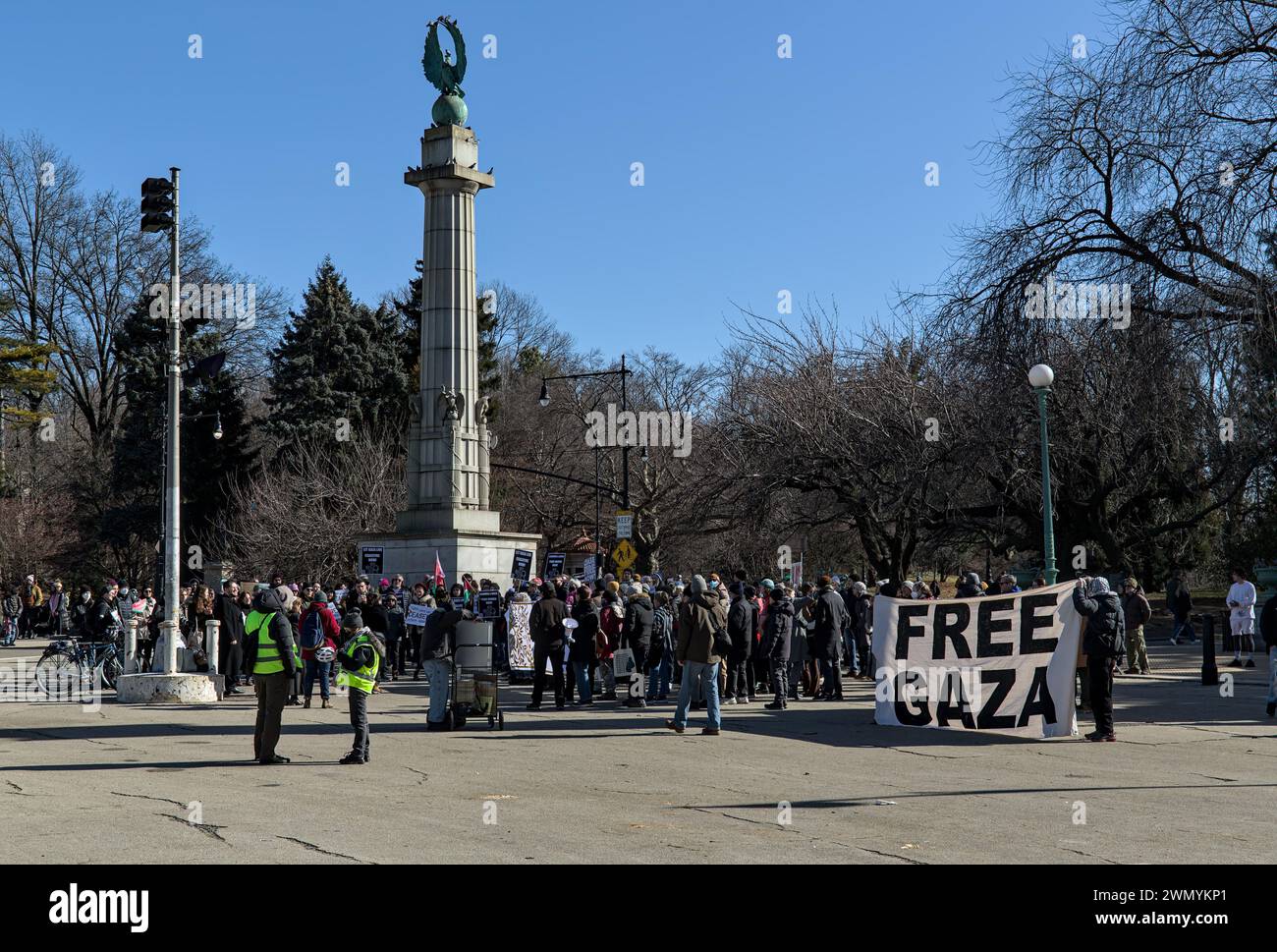 Brooklyn, NY - 25 février 2024 : des manifestants tiennent le panneau « Free Gaza » lors d'une manifestation contre le conflit palestinien israélien à Grand Army Plaza, Brooklyn, New York. Banque D'Images