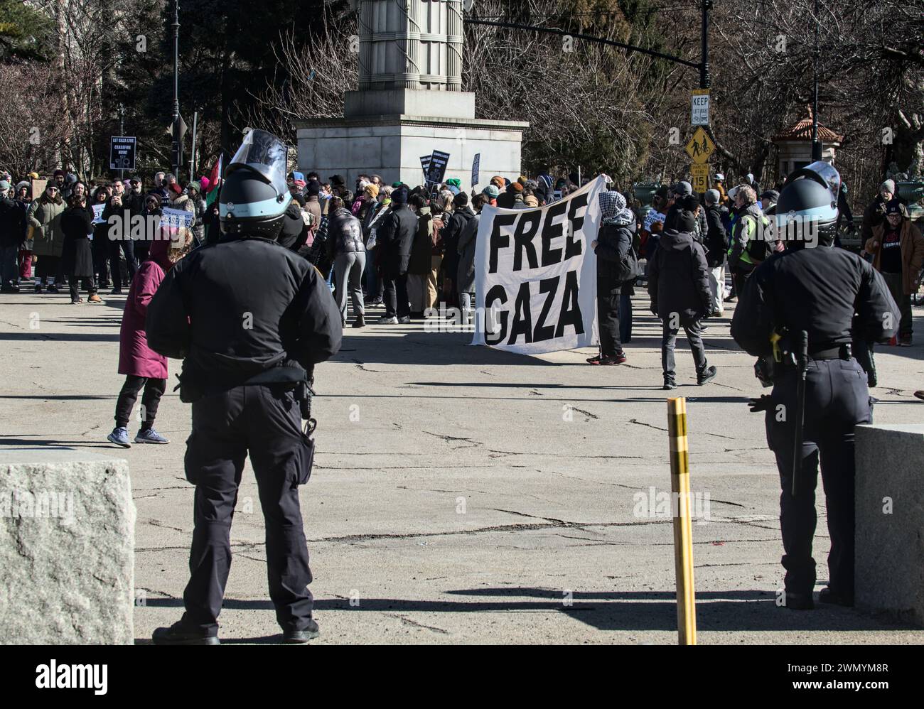 Des policiers du NYPD observent une manifestation palestinienne libre à Gaza devant la bibliothèque publique de Brooklyn sur la place Grand Army Banque D'Images