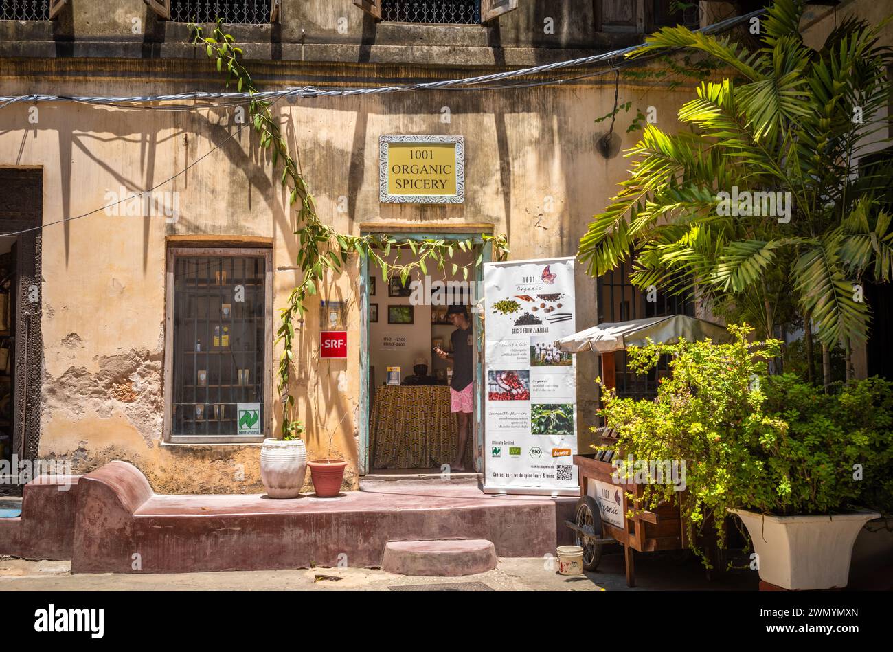 Une boutique installée dans un ancien bâtiment vendant des épices biologiques à Stone Town, Zanzibar, Tanzanie Banque D'Images