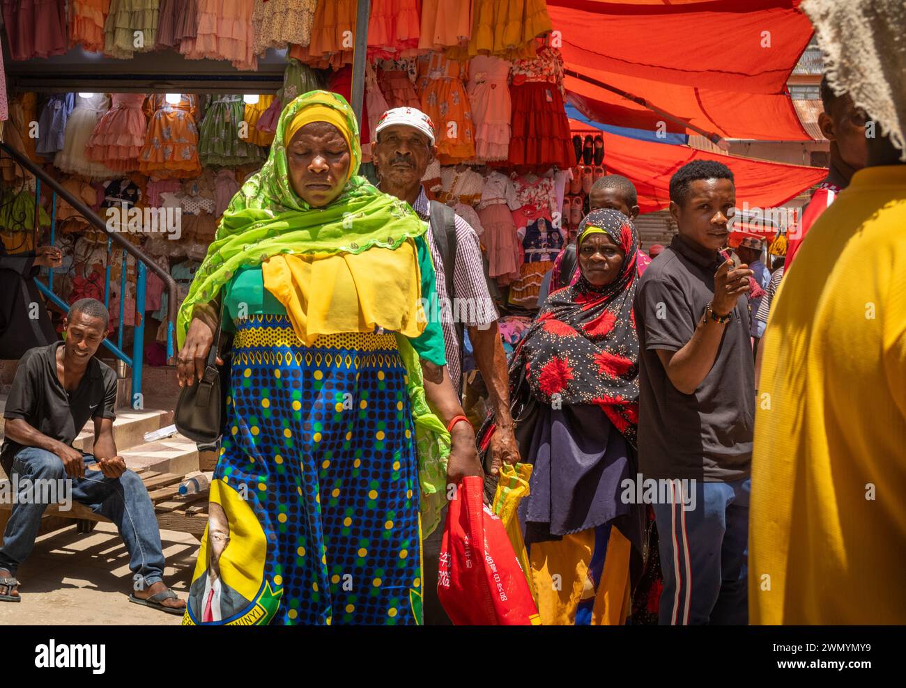Des femmes musulmanes vêtues de couleurs dans le souk Darajani à Zanzibar City, Zanzibar, Tanzanie Banque D'Images