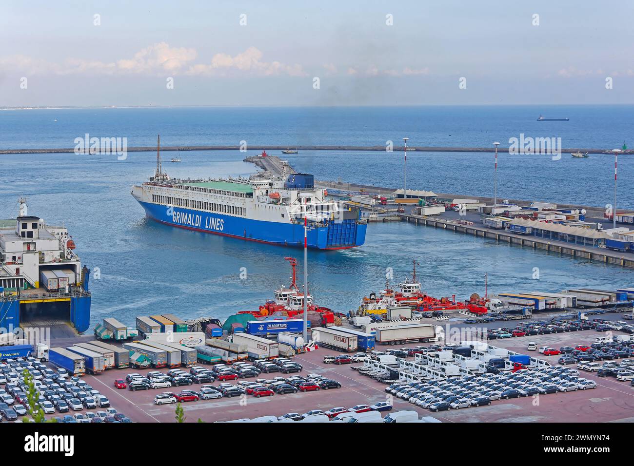 Salerne, Italie - 27 juin 2014 : Euro Cargo Grimaldi Lines Ferry quittant le port chargé de camions et de voitures transport. Banque D'Images