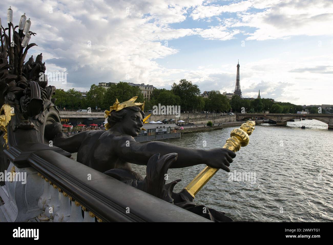 Paris, France-31 juillet 2021 : une vue du célèbre pont Ponte de alexandre à paris france pendant le coucher du soleil à Paris, France Banque D'Images
