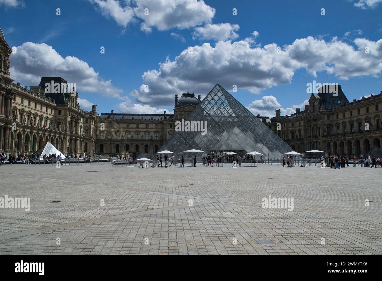 Paris, France;août 1,2021 : petit groupe de personnes attendant d'entrer dans le célèbre musée du Louvre à Paris, France Banque D'Images