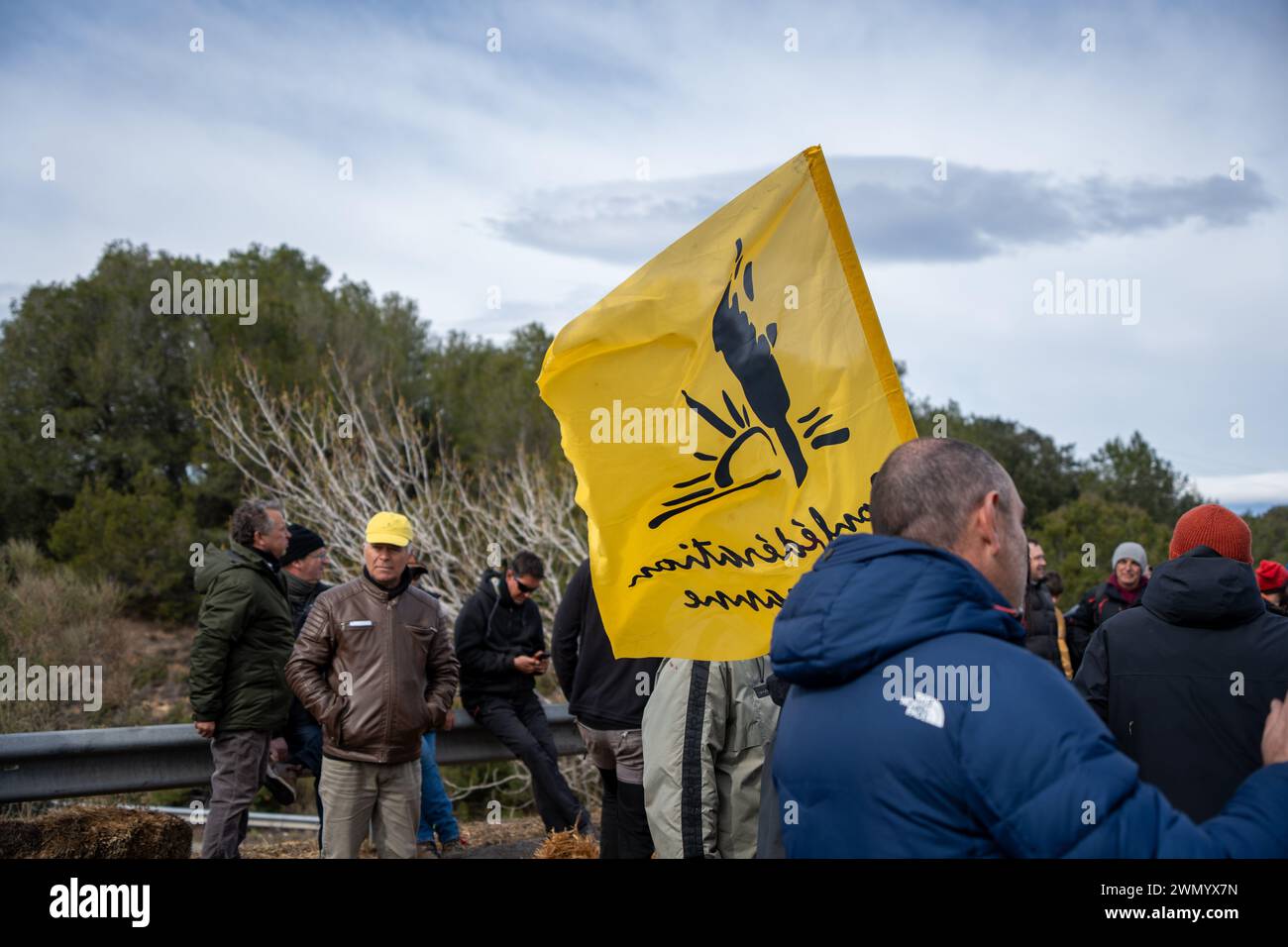 Février, 28, 2024 Pontos, Girona, Spainpol Pontos, Gérone, Catalogne, Espagne-blocus de l'AP-7 par les agriculteurs français et catalans. Reste sur la coupe de la route N2 et de l'autoroute AP-7 à Pontós, près de la frontière entre la France et l'Espagne. Les agriculteurs qui bloquent ces deux routes depuis plus de 24 heures ont l’intention de garder la route fermée jusqu’à ce que le conseiller les rencontre et que le directeur de l’Agence catalane de l’eau démissionne. Aujourd'hui, ils ont également été rejoints par des agriculteurs du sud de la France, de la région de Perpignan, appartenant à la Confédération paysanne, qui sont descendus Banque D'Images