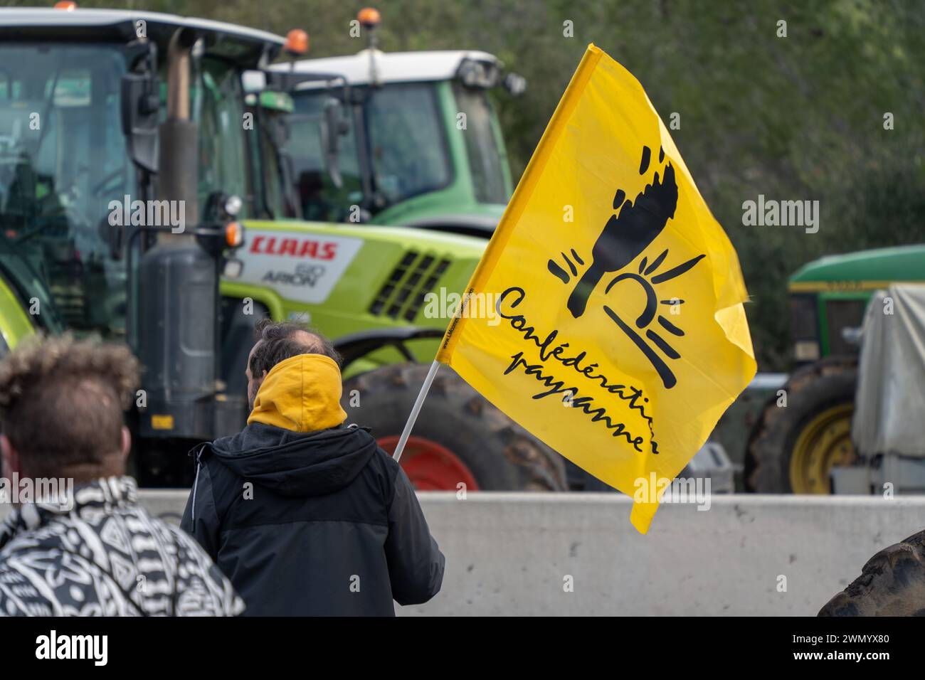 Février, 28, 2024 Pontos, Girona, Spainpol Pontos, Gérone, Catalogne, Espagne-blocus de l'AP-7 par les agriculteurs français et catalans. Reste sur la coupe de la route N2 et de l'autoroute AP-7 à Pontós, près de la frontière entre la France et l'Espagne. Les agriculteurs qui bloquent ces deux routes depuis plus de 24 heures ont l’intention de garder la route fermée jusqu’à ce que le conseiller les rencontre et que le directeur de l’Agence catalane de l’eau démissionne. Aujourd'hui, ils ont également été rejoints par des agriculteurs du sud de la France, de la région de Perpignan, appartenant à la Confédération paysanne, qui sont descendus Banque D'Images