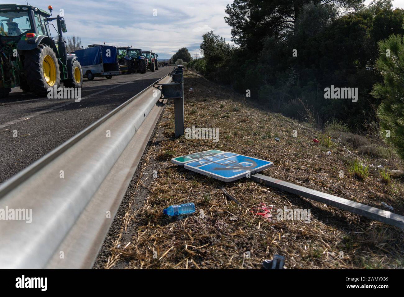 Février, 28, 2024 Pontos, Girona, Spainpol Pontos, Gérone, Catalogne, Espagne-blocus de l'AP-7 par les agriculteurs français et catalans. Reste sur la coupe de la route N2 et de l'autoroute AP-7 à Pontós, près de la frontière entre la France et l'Espagne. Les agriculteurs qui bloquent ces deux routes depuis plus de 24 heures ont l’intention de garder la route fermée jusqu’à ce que le conseiller les rencontre et que le directeur de l’Agence catalane de l’eau démissionne. Aujourd'hui, ils ont également été rejoints par des agriculteurs du sud de la France, de la région de Perpignan, appartenant à la Confédération paysanne, qui sont descendus Banque D'Images