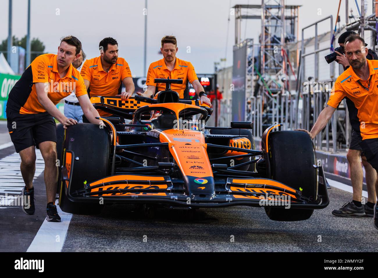MANAMA, BAHREÏN, circuit international de Bahreïn, 28.Feb.2024 : McLaren F1 car and Mechanics pendant le Grand Prix de formule 1 de Bahreïn Banque D'Images