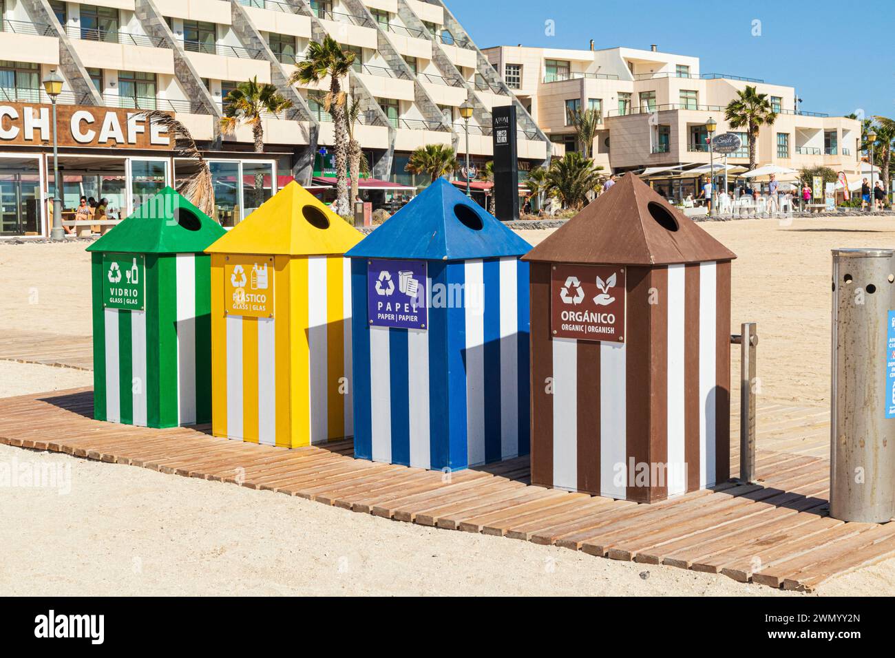 Bacs de recyclage assortis sur la plage de Caleta de Fuste sur la côte est de l'île des Canaries de Fuerteventura, Espagne Banque D'Images