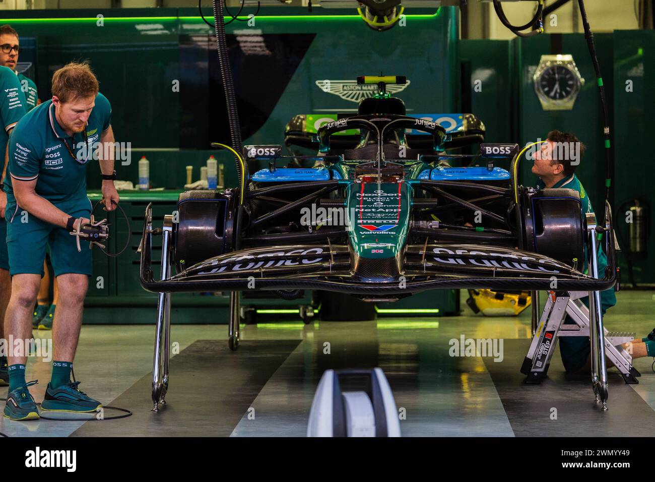 MANAMA, BAHREÏN, circuit international de Bahreïn, 28.Feb.2024 : Aston Martin F1 et mécaniciens pendant le Grand Prix de formule 1 de Bahreïn Banque D'Images