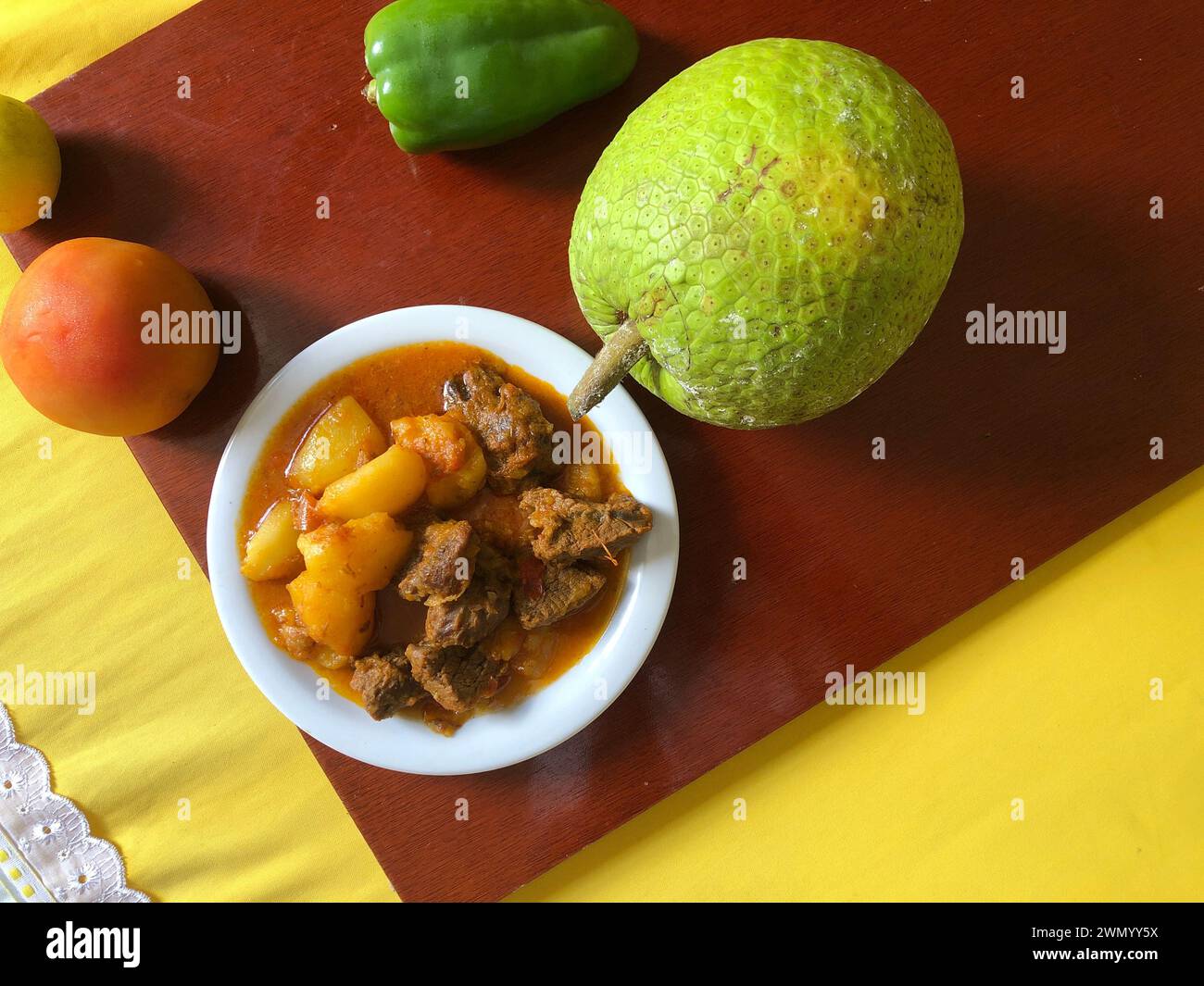 Ragoût de fruits à pain avec de la viande séchée au soleil sur une assiette en porcelaine, une recette typique de la cuisine brésilienne avec le fruit de l'arbre à pain Banque D'Images