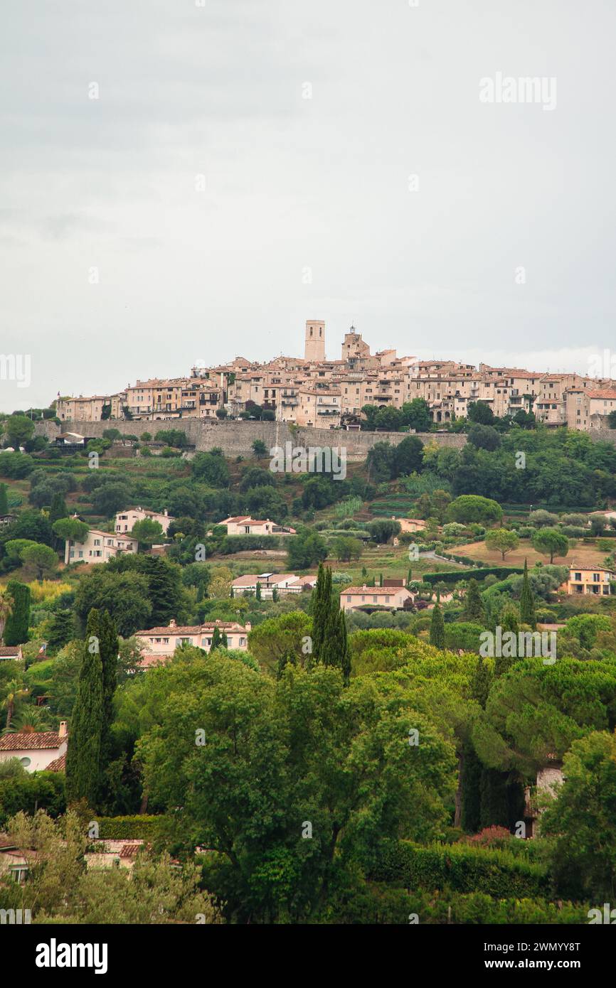 Vue aérienne de Tourrette sur Loup, village médévial sur une colline de la Côte d'Azur, France, Europe. Juin 2018 Banque D'Images