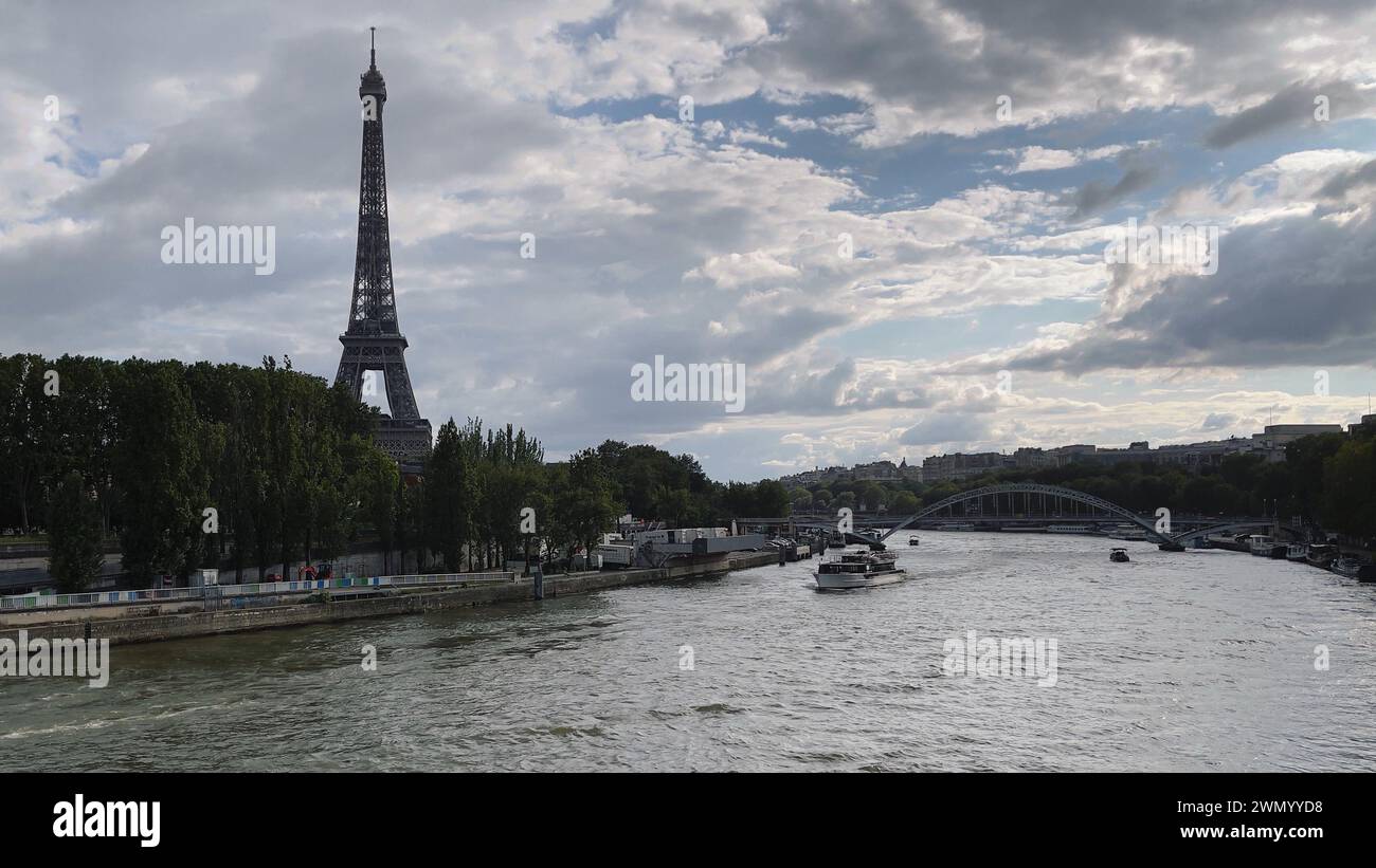Paris, France-31 juillet 2021 : une vue panoramique de la tour Eiffel à travers la Seine et les touristes sur les bateaux de croisière explorant Paris après la réouverture pandémique Banque D'Images