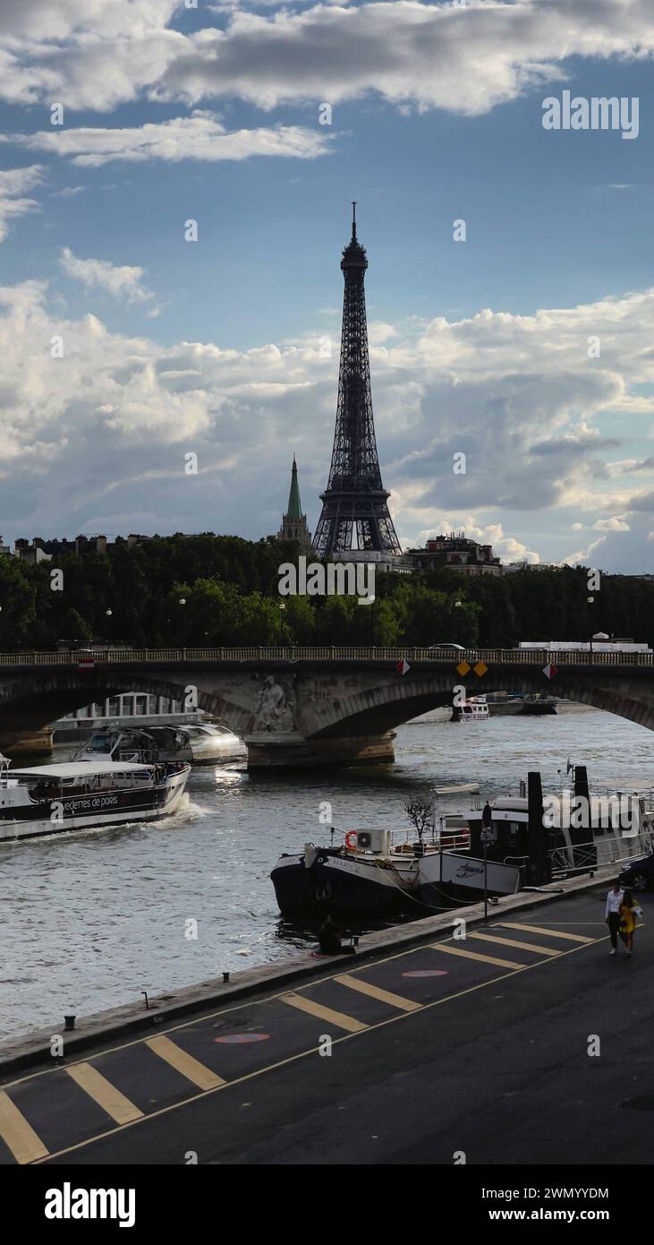 Paris, France-31 juillet 2021 : une vue panoramique de la tour Eiffel à travers la Seine et les touristes sur les bateaux de croisière explorant Paris après la réouverture pandémique Banque D'Images