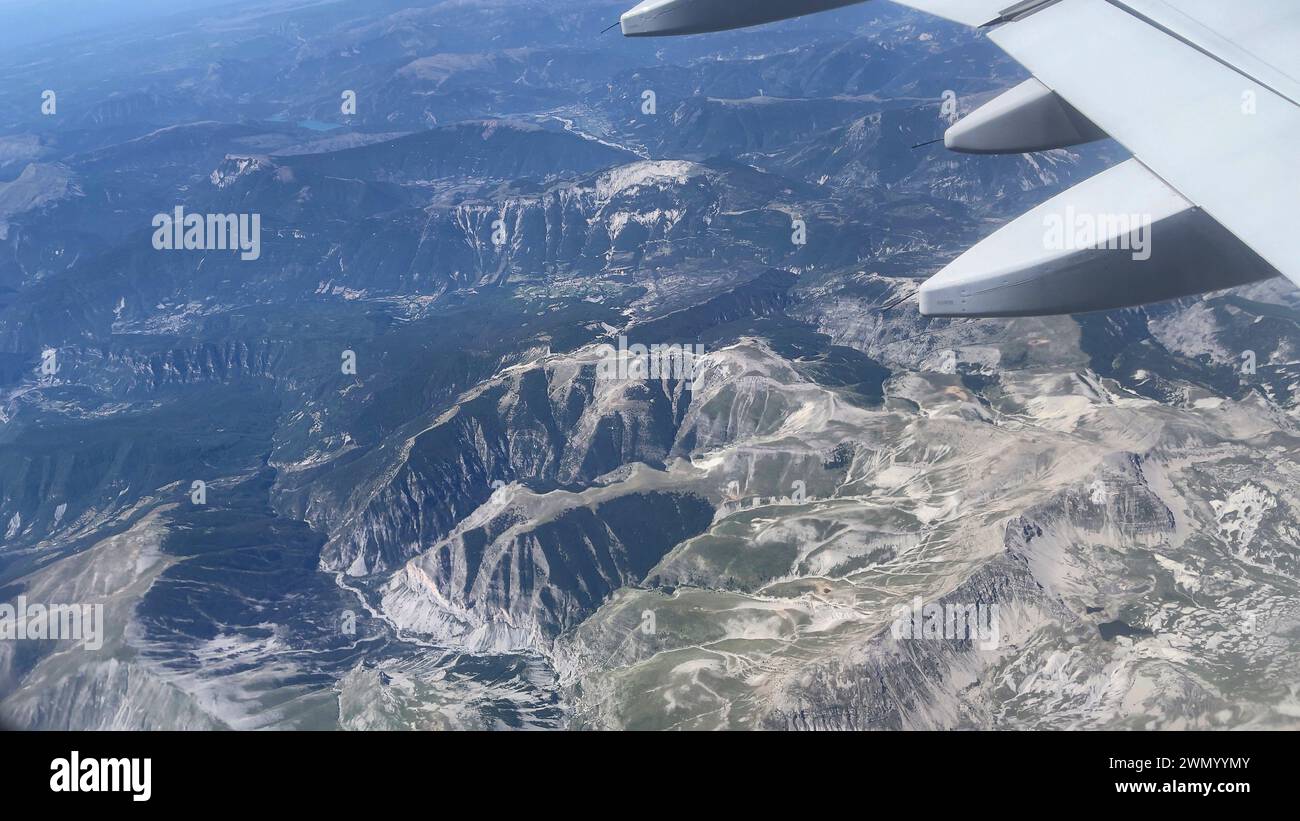 Beau paysage des alpes françaises et rivière en cascade ci-dessous pris de la fenêtre d'un avion par une journée ensoleillée claire Banque D'Images