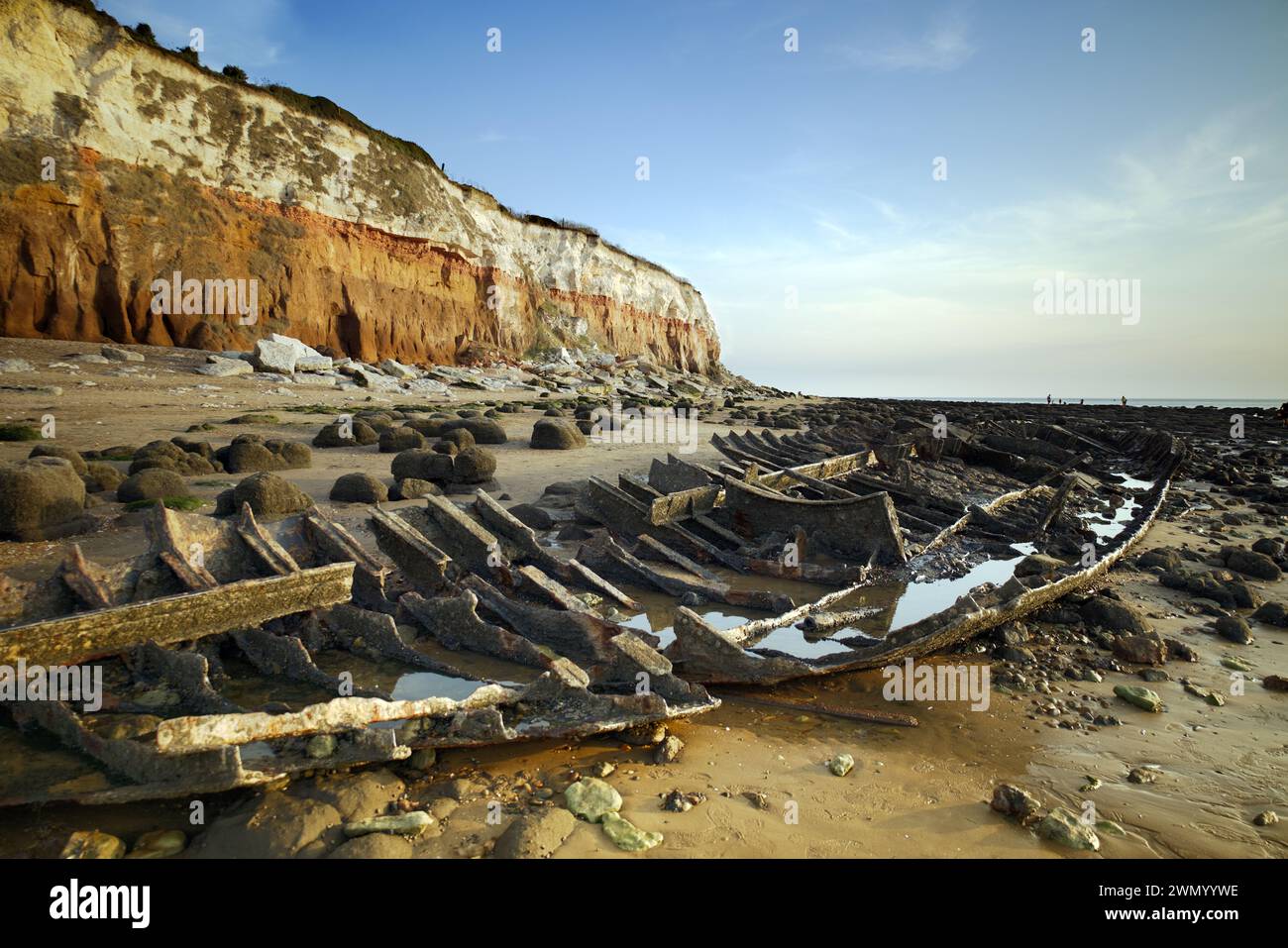 Old Hunstanton, Norfolk, Angleterre, Royaume-Uni - le naufrage du chalutier à vapeur Sheraton sur la plage de St Edmund's point sous les falaises Banque D'Images