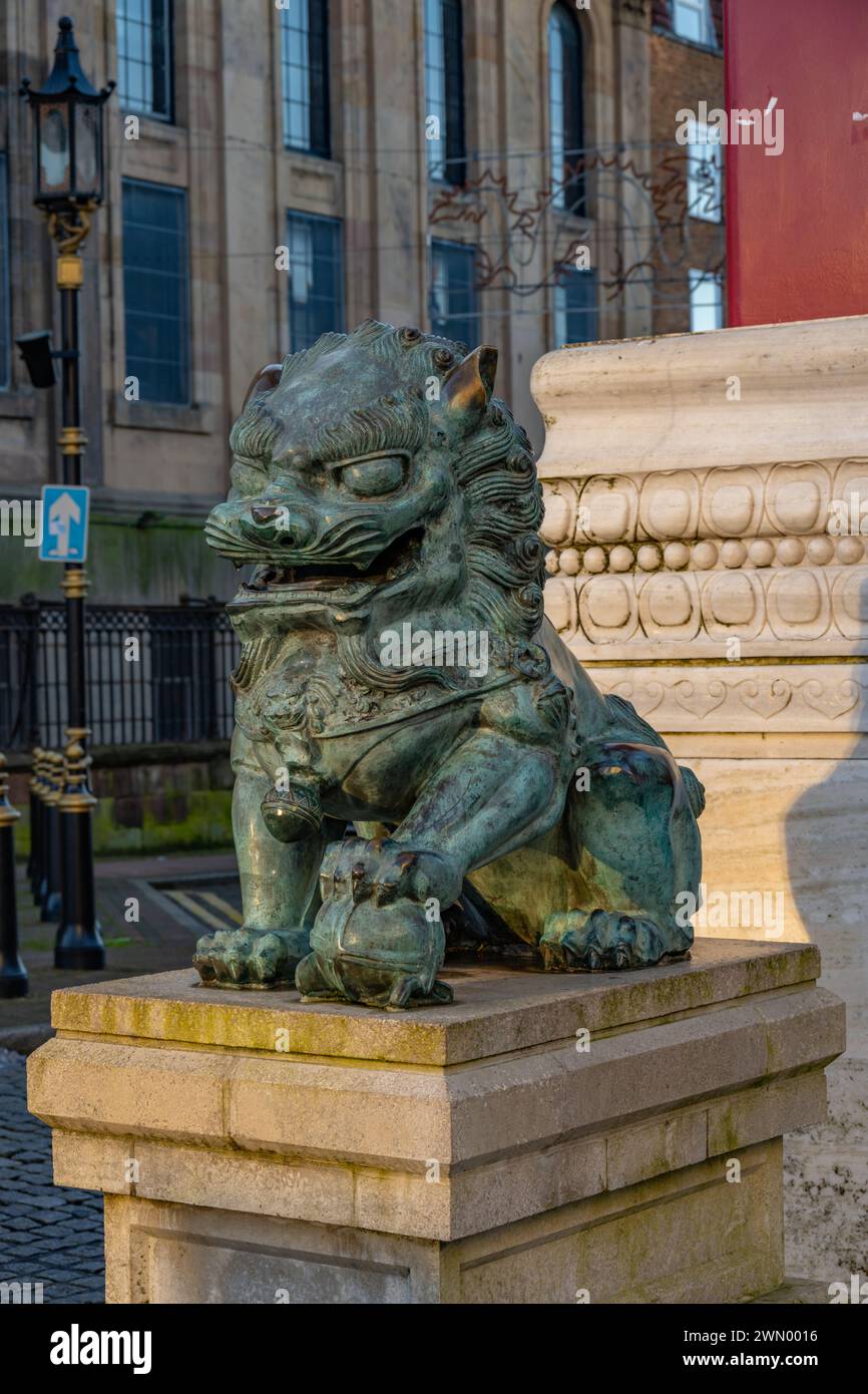 Le dragon Lion sur la porte de la ville de Chine à Liverpool Banque D'Images