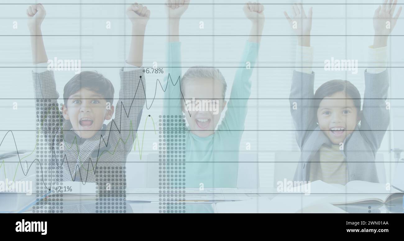 Le composite numérique fusionne les données financières et les écoliers joyeux, symbolisant le business éducatif. Banque D'Images