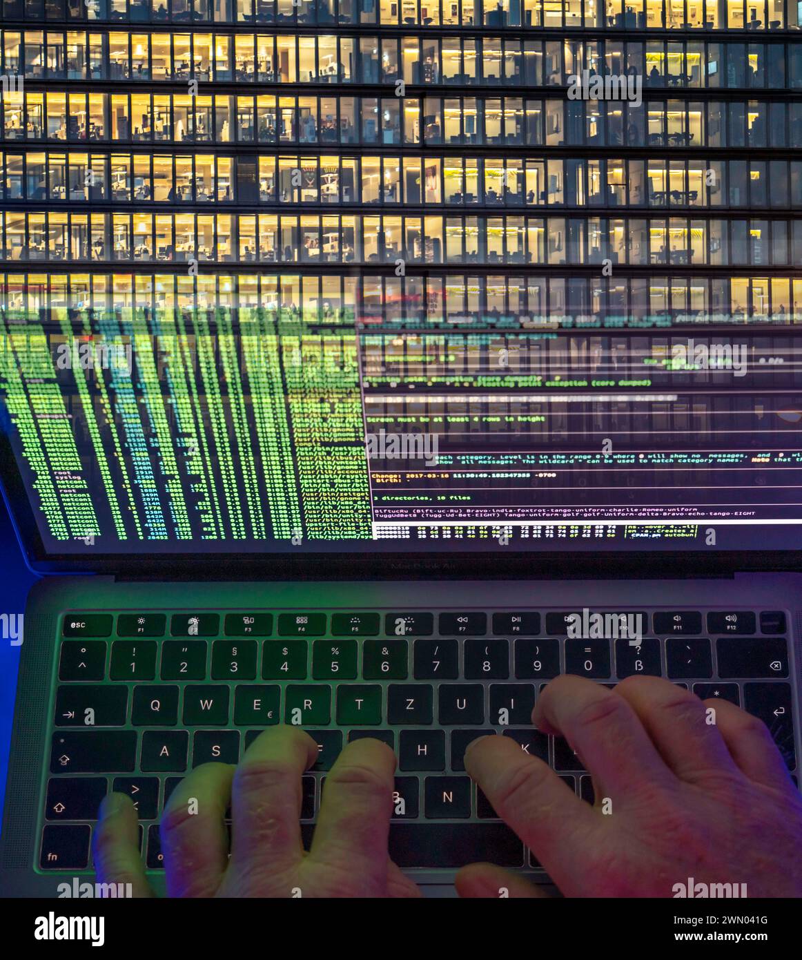 Pirate d'image symbolique, cyberattaque contre les bâtiments publics, les administrations, les institutions, la mairie, les autorités, chantage numérique, vol de données, en ligne c Banque D'Images