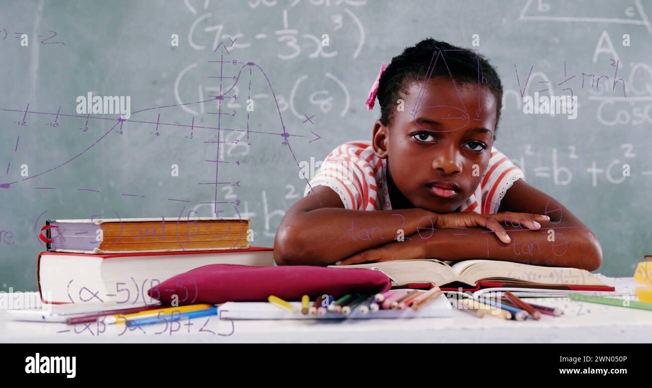 L'image numérique d'un élève avec des équations mathématiques symbolise l'éducation de retour à l'école. Banque D'Images