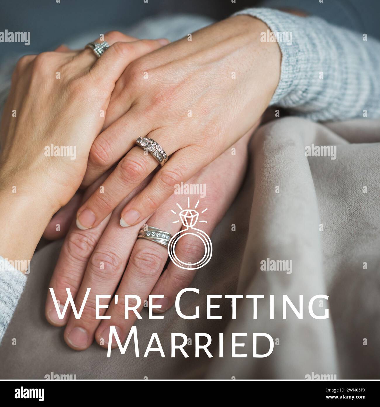 Célébrant l'amour et l'engagement, l'image présente des mains entrelacées ornées de bagues de fiançailles Banque D'Images