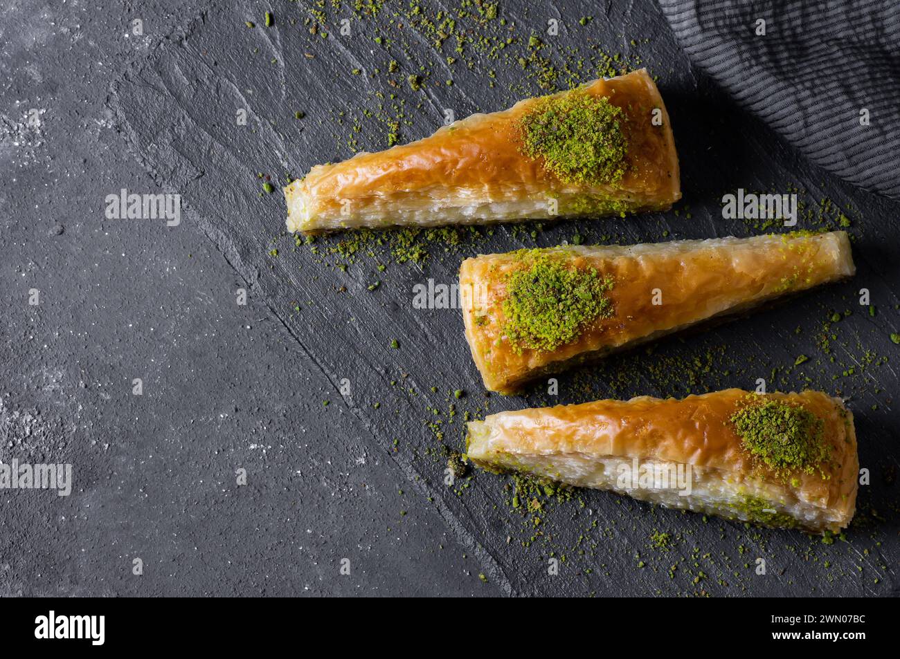 Dessert turc traditionnel tranche de carrotte antep baklava avec pistache sur fond rustique. Concept desserts Banque D'Images