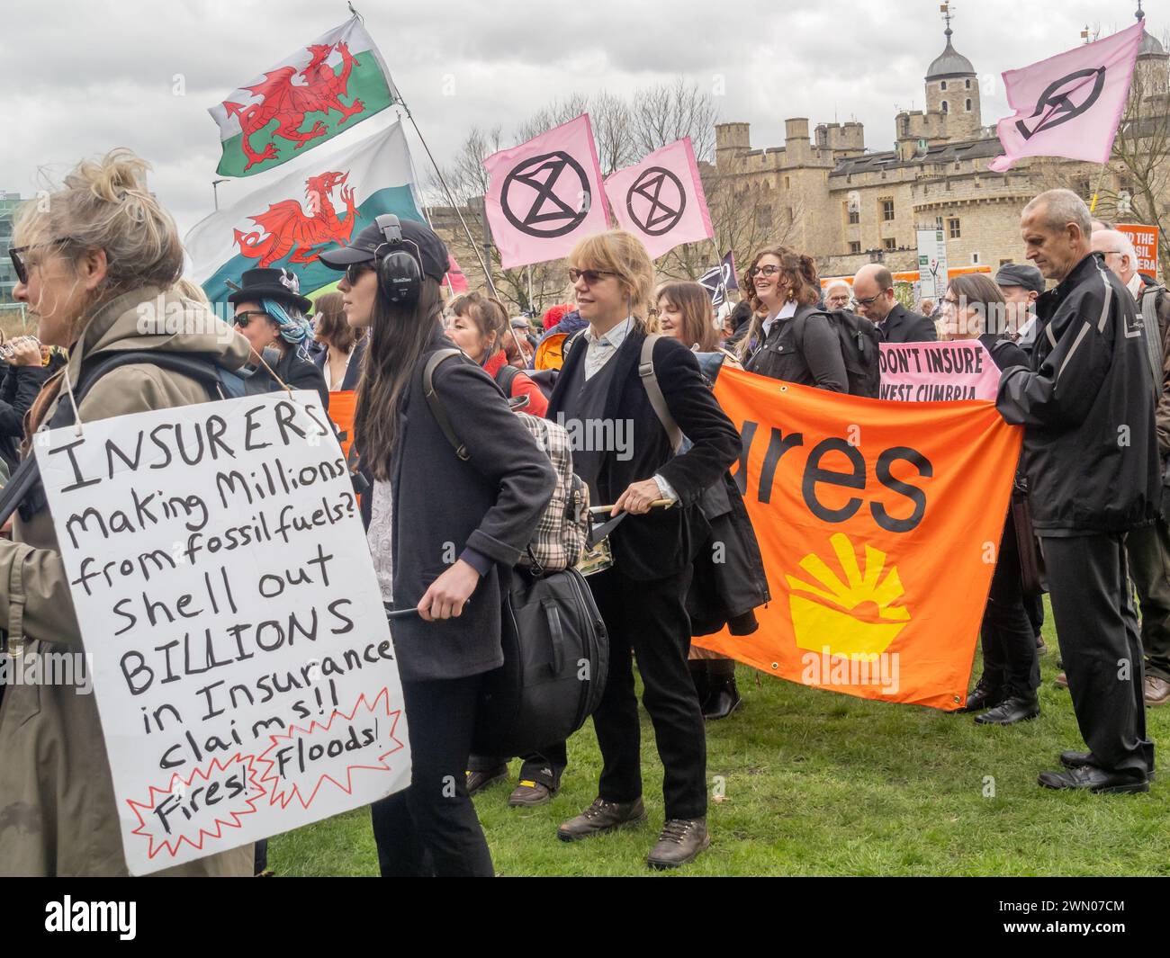 Londres, Royaume-Uni. 28 février 2024. Les manifestants de la rébellion d'extinction ont défilé de Trinity Square à un festival devant le bâtiment d'assurance de Lloyds, certains en tenue professionnelle. Ils exigent que le secteur de l'assurance refuse de fournir une couverture pour les développements des combustibles fossiles, car ceux-ci menacent notre avenir. 40% de la production mondiale de combustibles fossiles est assurée par Lloyds. La manifestation pacifique comprenait de la musique, des discours et des danses. Peter Marshall/Alamy Live News Banque D'Images