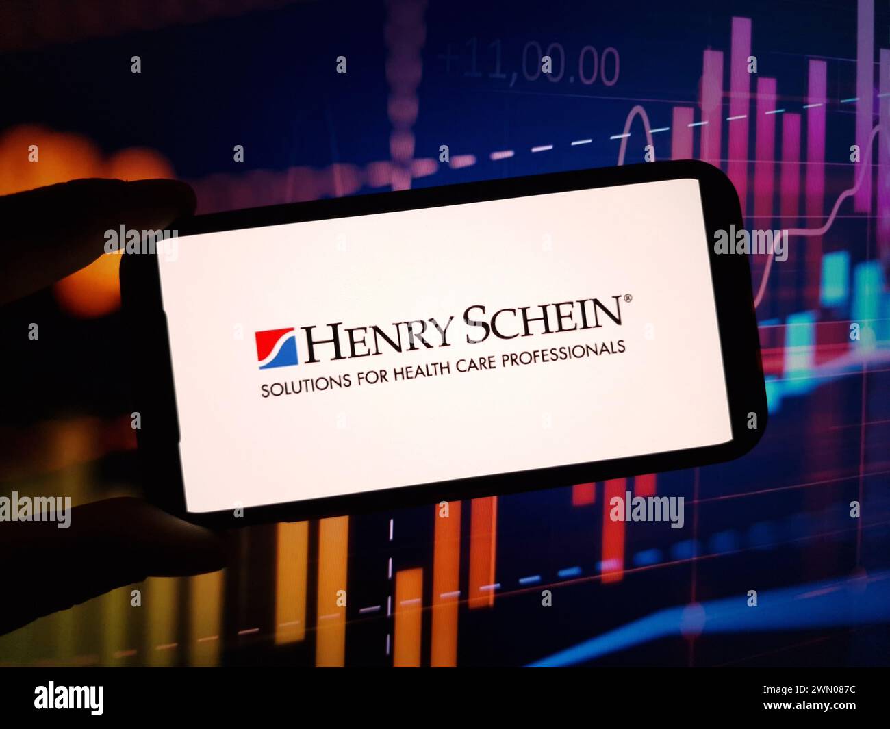 Konskie, Pologne - 24 février 2024 : logo de la société Henry Schein affiché sur le téléphone portable Banque D'Images