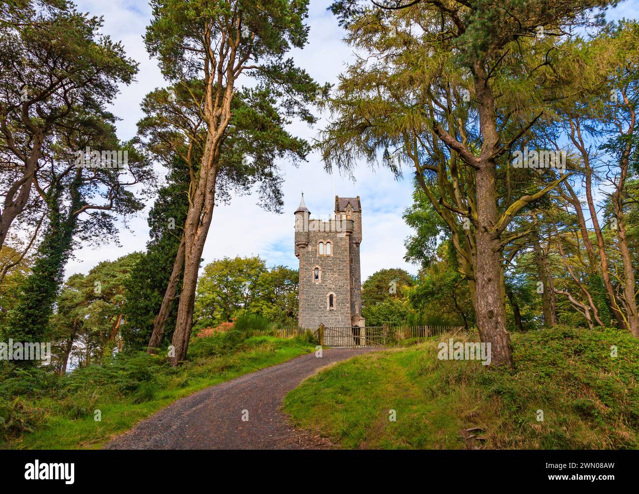 Helen's Tower est une folie du XIXe siècle sur le domaine Clandeboye à Bangor, dans le comté de Down, en Irlande du Nord. Conçu par l'architecte écossais William Burn A. Banque D'Images
