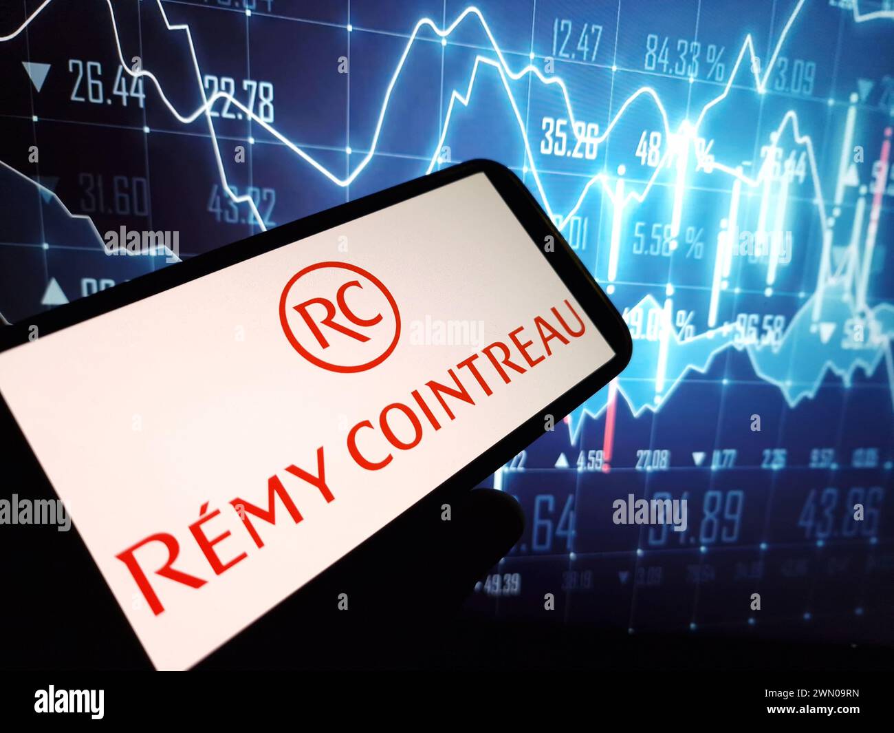 Konskie, Pologne - 24 février 2024 : logo de la société Remy Cointreau affiché sur le téléphone portable Banque D'Images