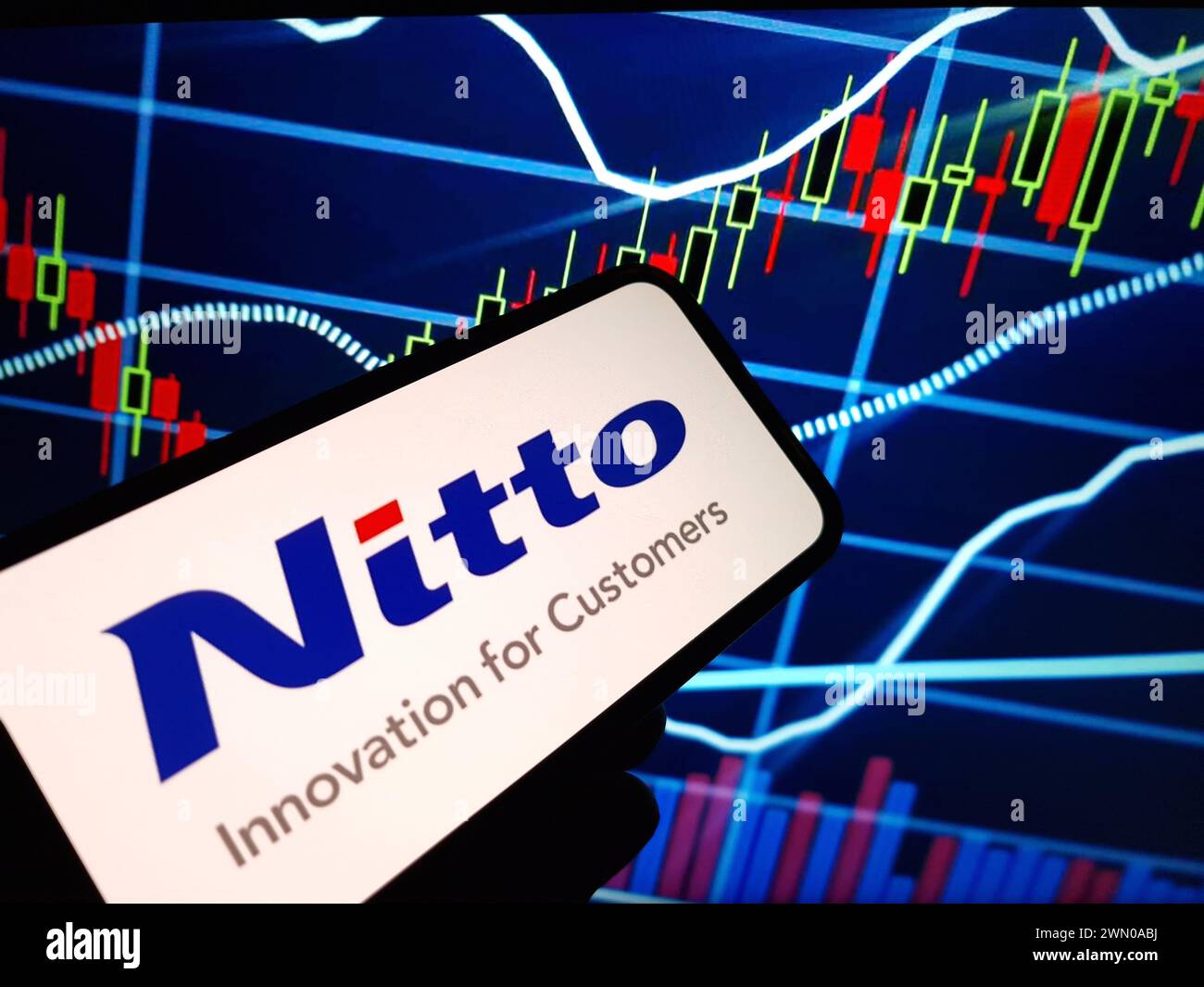 Konskie, Pologne - 24 février 2024 : logo Nitto Denko Corporation affiché sur le téléphone portable Banque D'Images