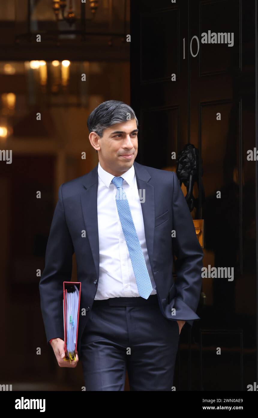 Rishi Sunak, quittant le numéro 10 Downing Street pour arriver à PMQs le 28 février 2024, Westminster, Royaume-Uni Banque D'Images