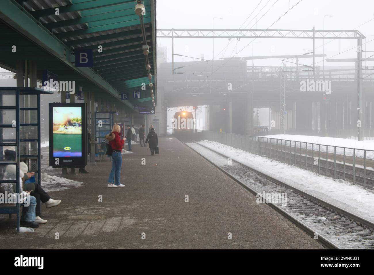 Journée d'hiver brumeuse en Finlande. Trains et bâtiments dans le brouillard Banque D'Images