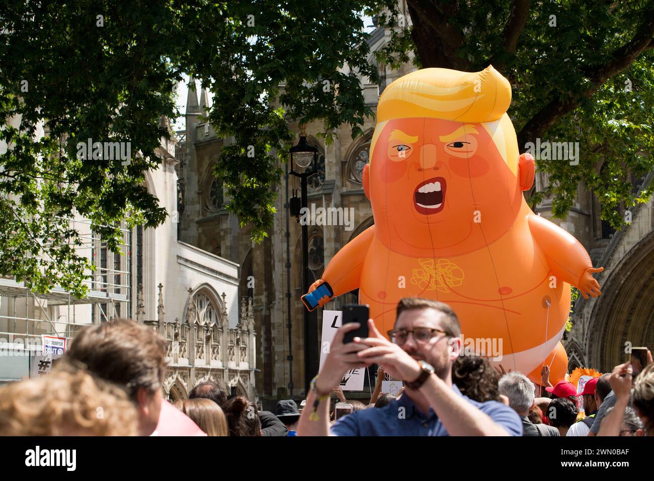 Le bébé Trump orange défilant autour de Parliament Square, Londres, Royaume-Uni, lors du rassemblement de protestation contre Donald Trump de la marche des femmes #BringTheNoise. Banque D'Images