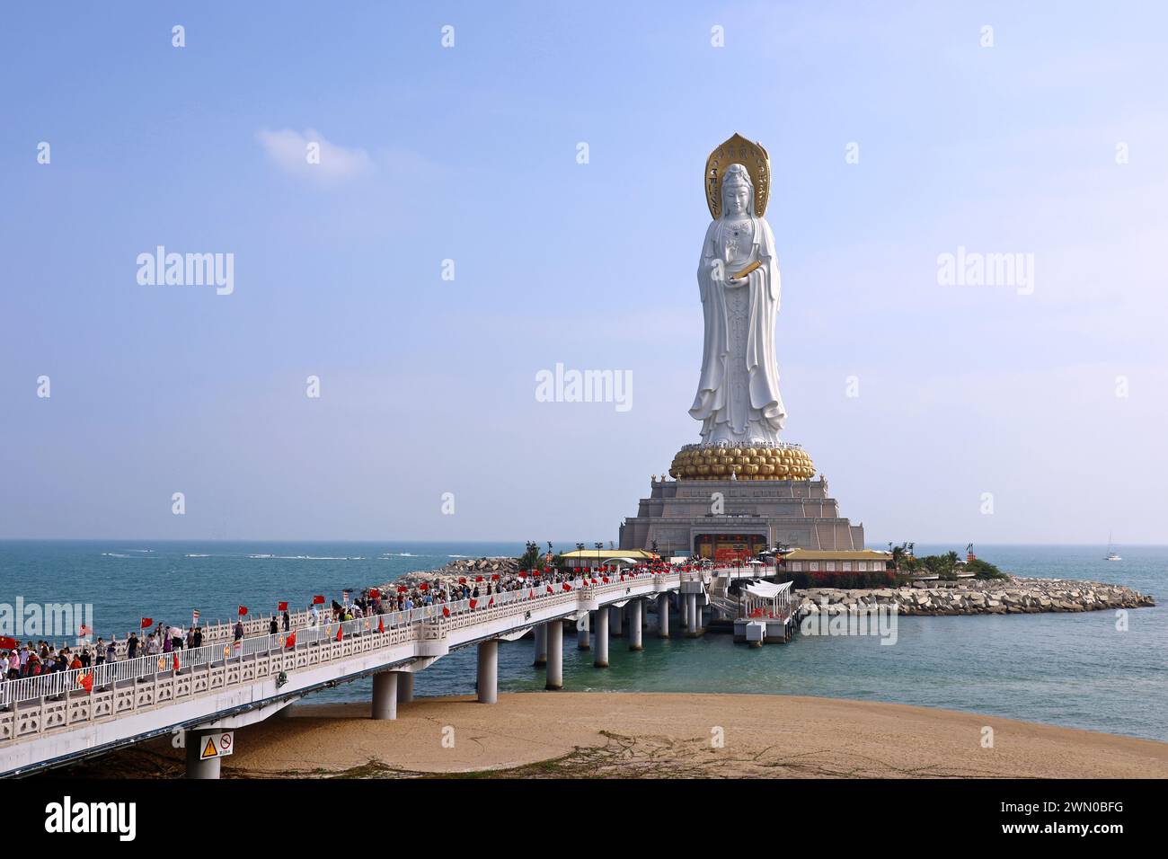 Statue de la déesse Guanyin sur le territoire du parc culturel bouddhiste Nanshan sur l'île de Hainan, en Chine Banque D'Images