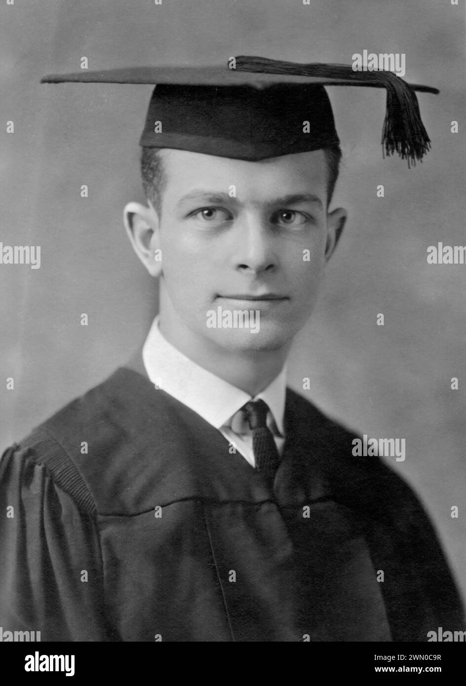 Linus Pauling. Portrait du chimiste américain et militant pour la paix, Linus Carl Pauling (1901-1994), photo de remise des diplômes, 1922 Banque D'Images