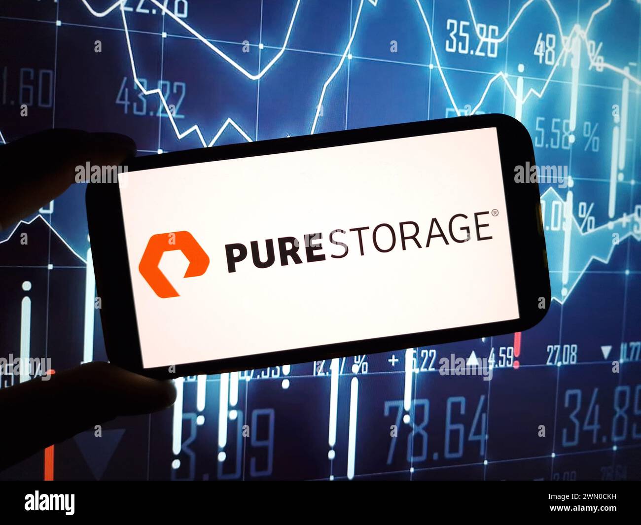 Konskie, Pologne - 24 février 2024 : logo de la société Pure Storage affiché sur le téléphone portable Banque D'Images