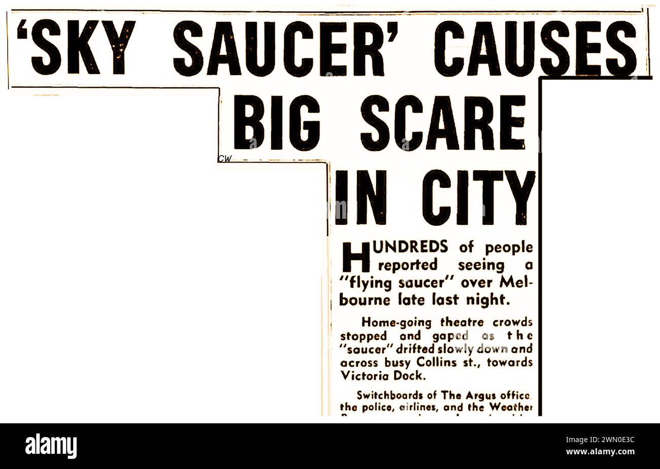 Découpage de presse - Australie 1er octobre 1954. OVNI au-dessus de Melbourne Banque D'Images