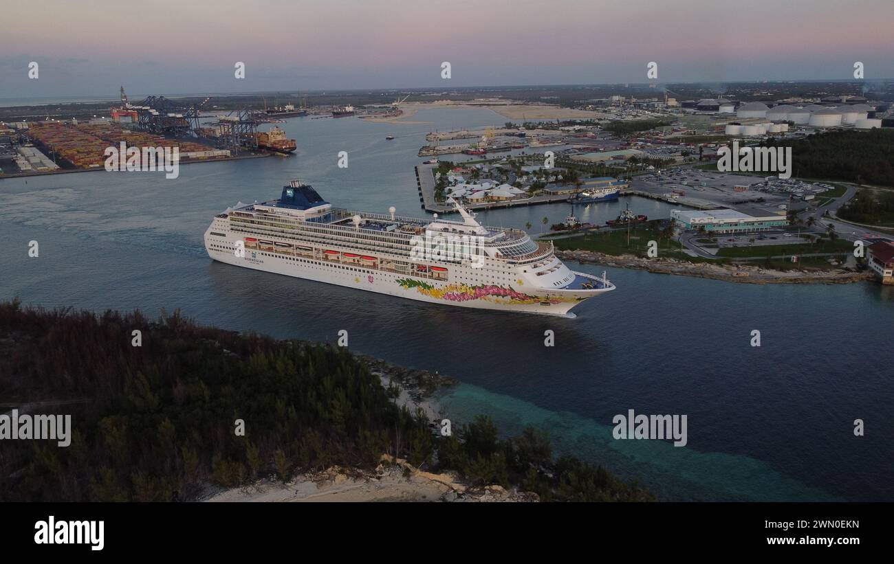 Un énorme bateau de croisière quittant le port Freeport Bahamas Banque D'Images