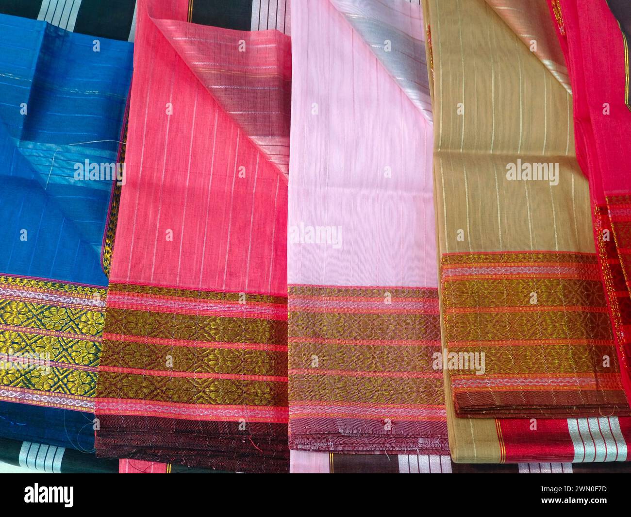 Sari indien fait à la main, saree avec des détails dorés, femme porter sur le festival, la cérémonie et les mariages, sarees coûteux sont célèbres pour leur or et argent Banque D'Images