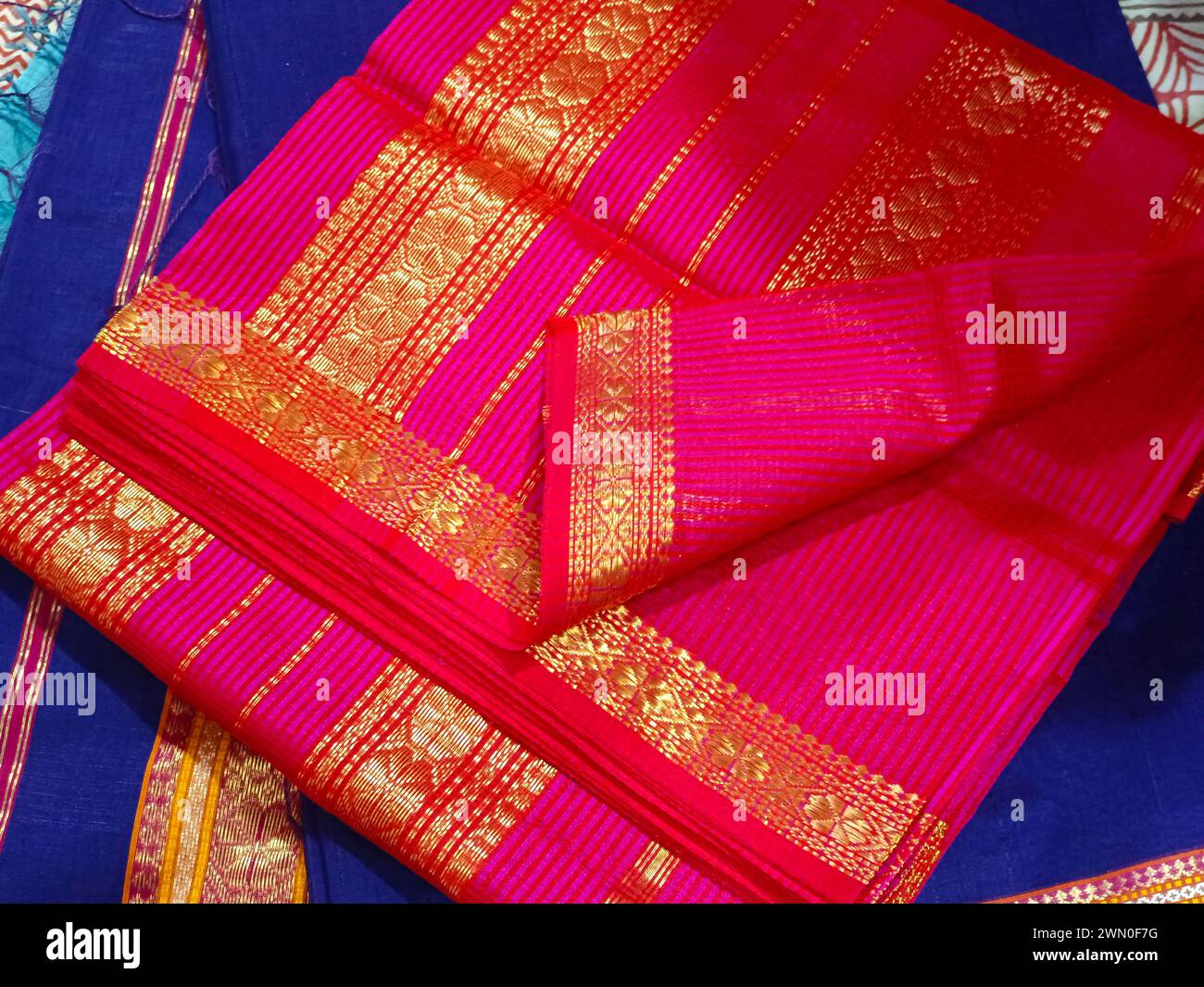 Sari indien fait à la main, saree avec des détails dorés, femme porter sur le festival, la cérémonie et les mariages, sarees coûteux sont célèbres pour leur or et argent Banque D'Images