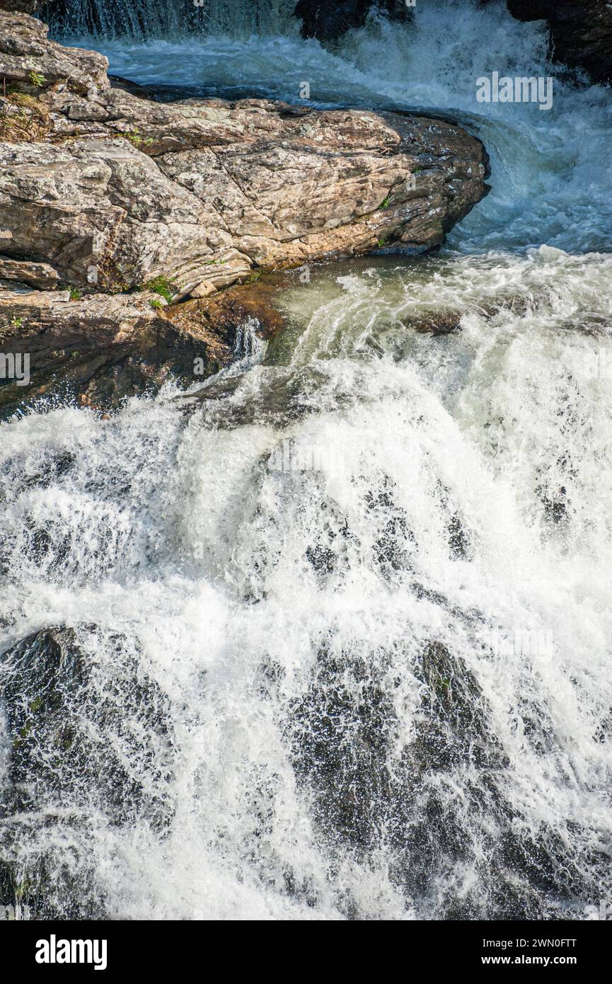 Cascade de la rivière Cullasaja le long de la pittoresque U.S. Highway 64 entre Franklin et Highlands, Caroline du Nord. (ÉTATS-UNIS) Banque D'Images