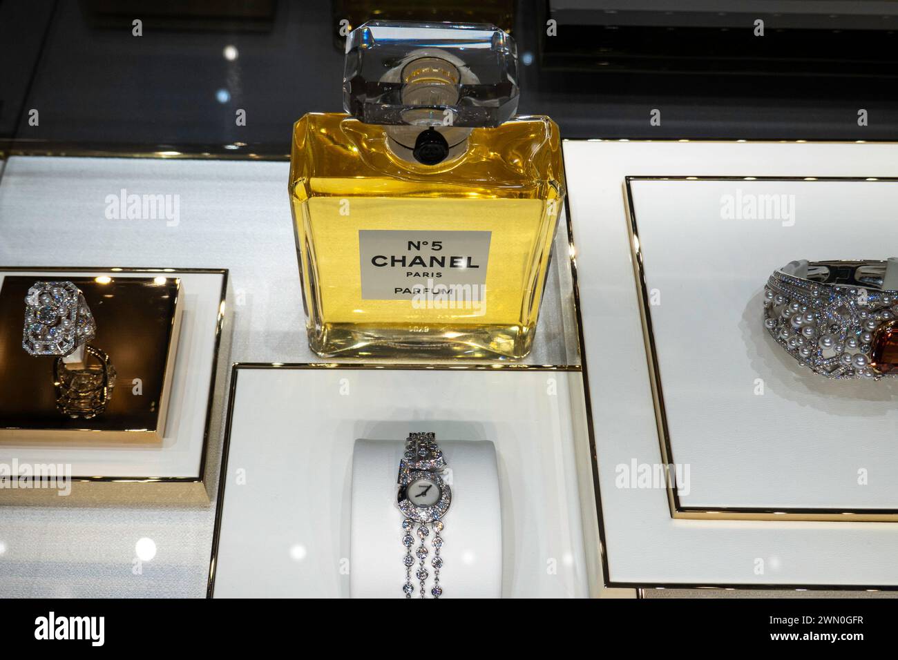 Le magasin phare de haute joaillerie Chanel est situé au 730 Fifth Avenue à New York City, USA 2024 Banque D'Images