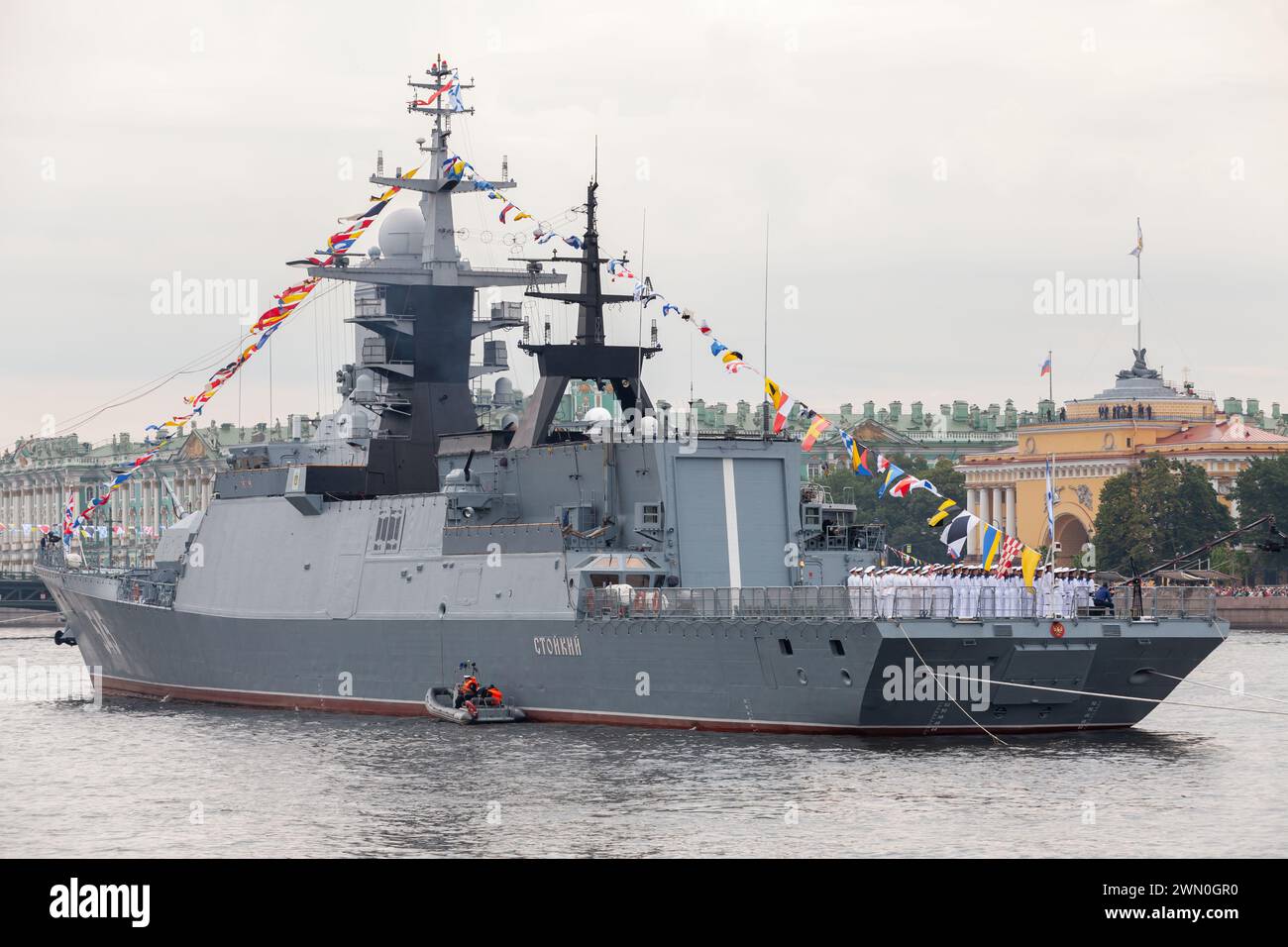 Saint-Pétersbourg, Russie - 28 juillet 2017 : le navire de guerre 545 est amarré sur la rivière Neva, vue arrière. Corvette de classe Steregushchy Banque D'Images