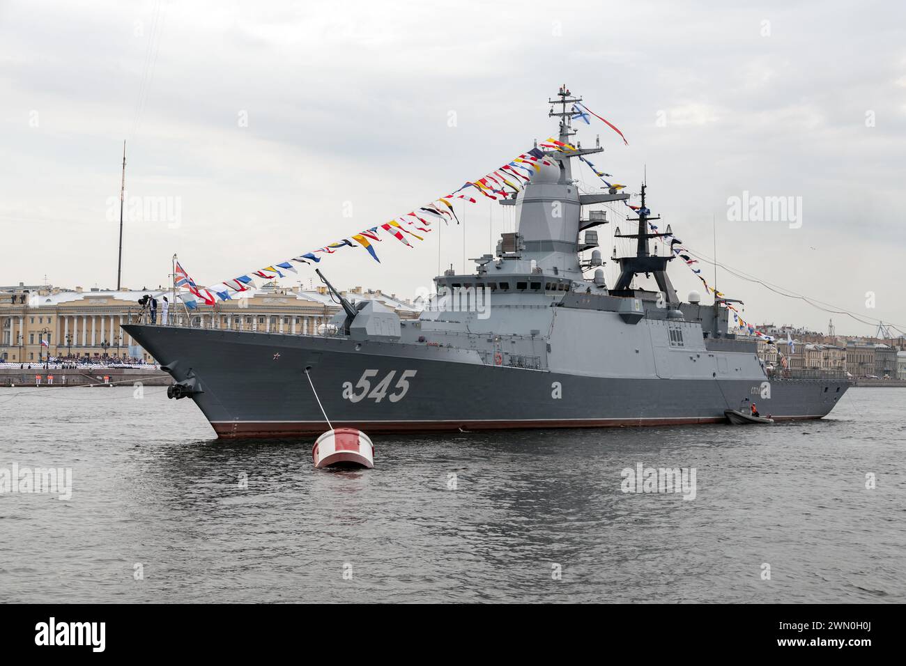 Saint-Pétersbourg, Russie - 28 juillet 2017 : le navire de guerre 545 est amarré sur la rivière Neva. Corvette de classe Steregushchy Banque D'Images
