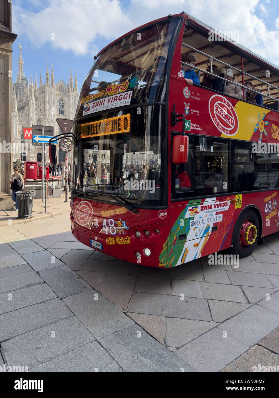 Une image étonnante d'un bus à impériale rouge, de passage, en face de la cathédrale Duomo Banque D'Images